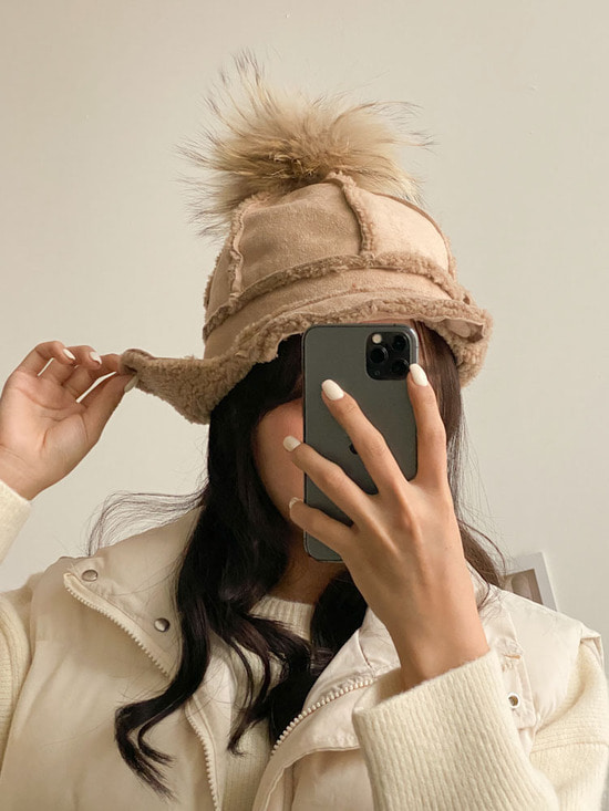 무스탕 라쿤방울 양털 귀달이 숏캡 모자 3color